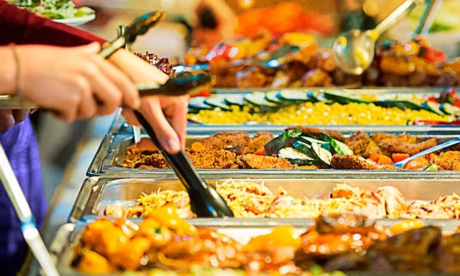 Comida buffet con platos típicos regionales en el restaurante.