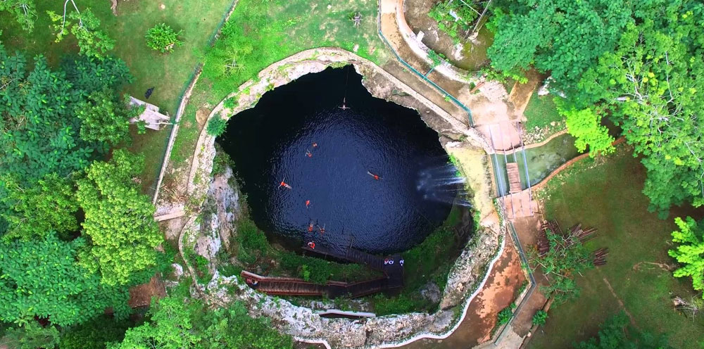 Nadando en el Cenote Saamal durante la excursión.