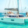 Catamarán navegando hacia Isla Mujeres