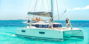 Catamarán navegando hacia Isla Mujeres