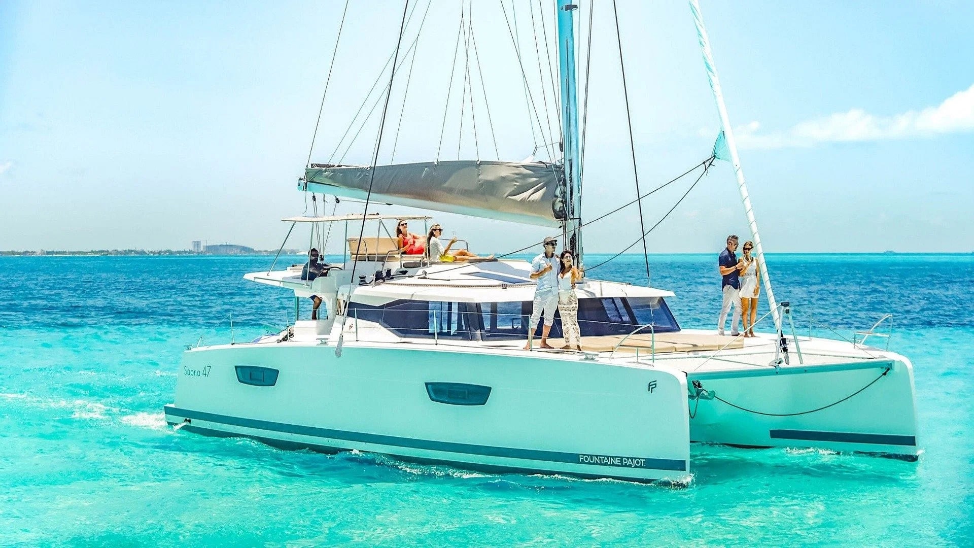 Catamarán navegando hacia Isla Mujeres