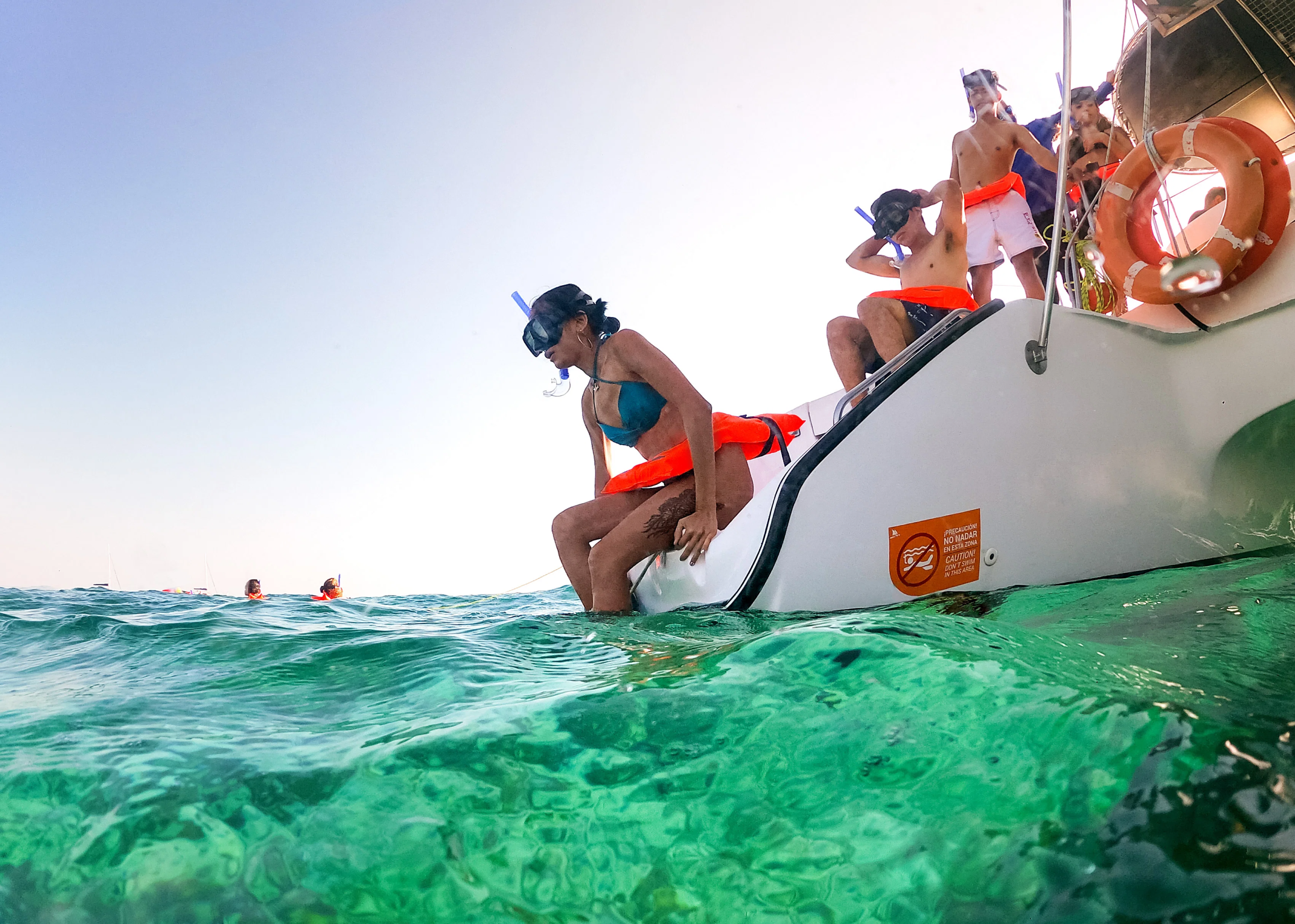 Barco anclado cerca de la costa de Isla Mujeres