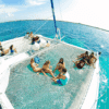 Turistas disfrutando en la cubierta del catamarán