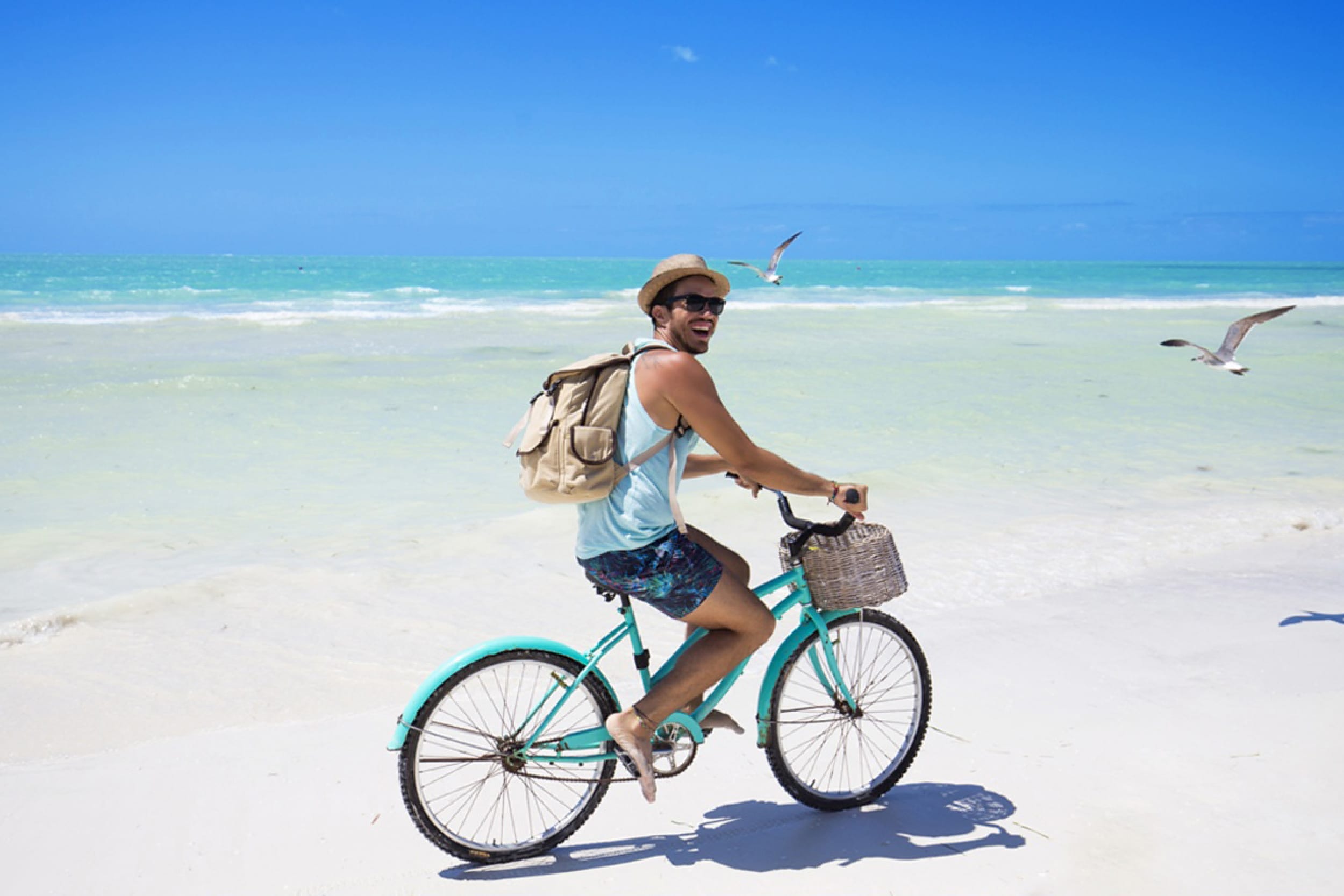 Playa de arena blanca y aguas cristalinas en Isla Holbox