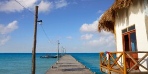 Cabañas y palmeras frente al mar en Isla Holbox