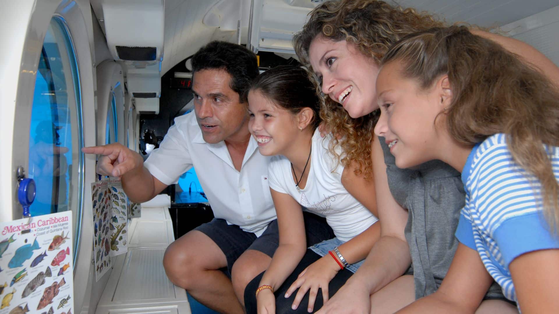 Grupo de turistas disfrutando de la experiencia submarina en Cozumel.