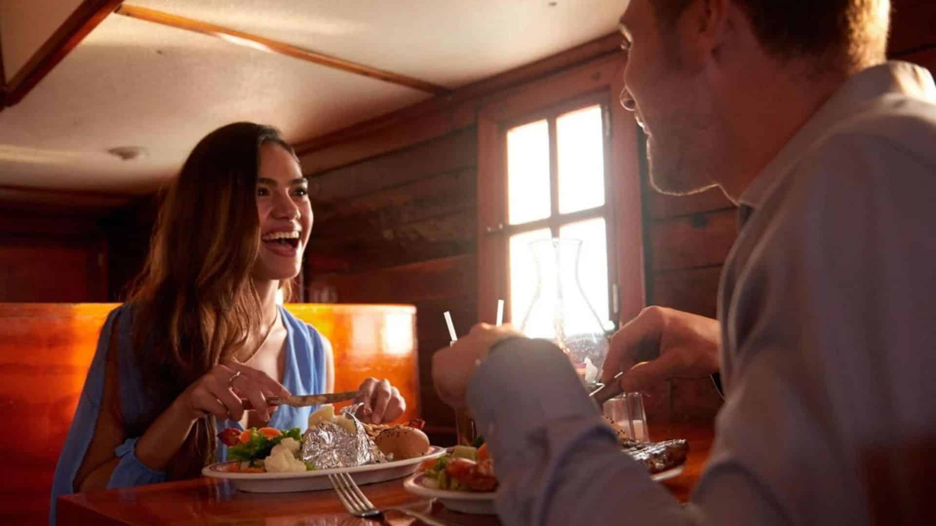 Pareja brindando con copas de vino en el Columbus Romantic Dinne