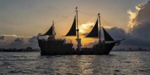 Barco Pirata Cancún navegando en el mar Caribe
