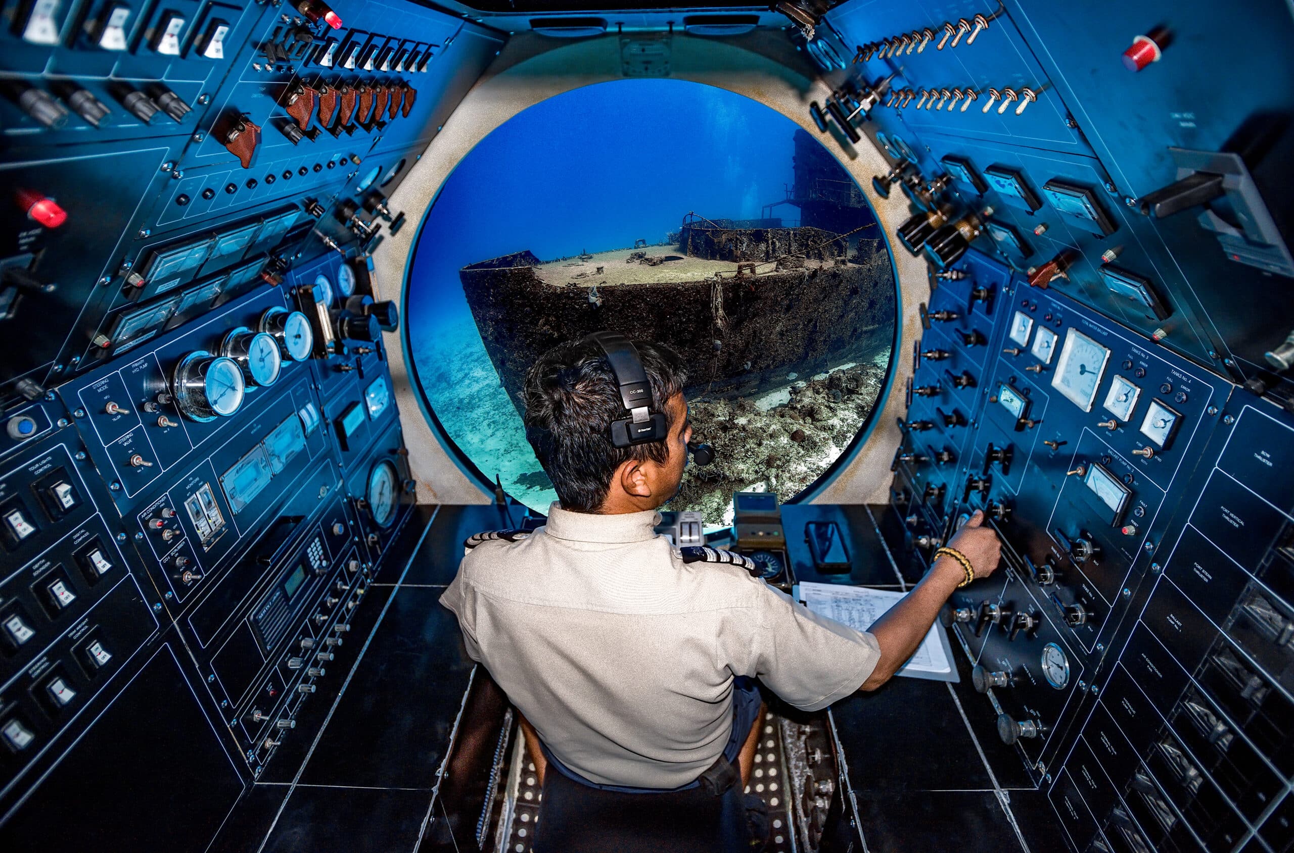 Vista panorámica de los arrecifes de coral desde el submarino.