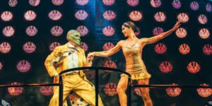 Público disfrutando de una noche en Coco Bongo Cancún.