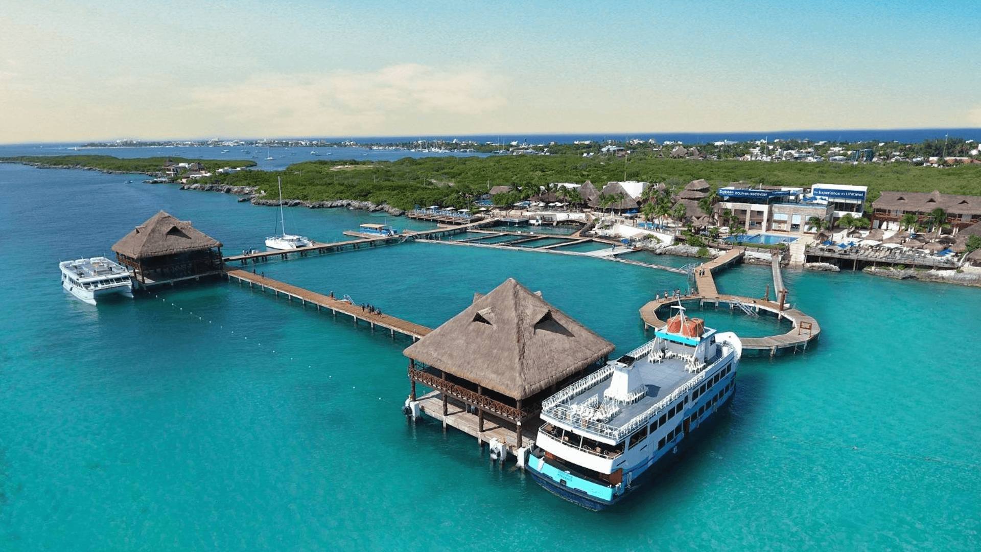 Vista panorámica de Isla Mujeres desde el mar