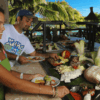Grupo de turistas disfrutando de un desayuno buffet en Xel-Há.