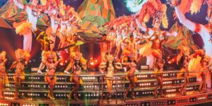 Vista del espectáculo acrobático en Coco Bongo Cancún.