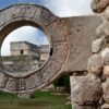 Turistas explorando las ruinas mayas en Chichén Itzá.