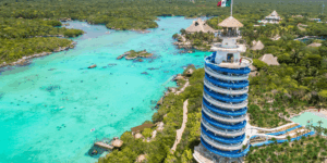 Vista aérea de la laguna cristalina en Xel-Há Todo Incluido.