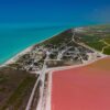 Vista aérea de las lagunas rosadas de Las Coloradas, Yucatá
