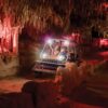 Vehículo anfibio atravesando la selva nocturna en Xplor Fuego