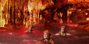 Río subterráneo iluminado en Xplor Fuego